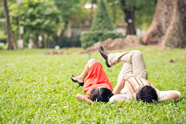 Idős pár a parkban — Stock Fotó