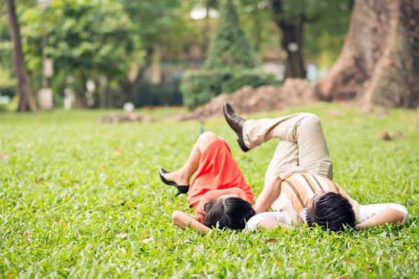 Seniorenpaar im Park — Stockfoto