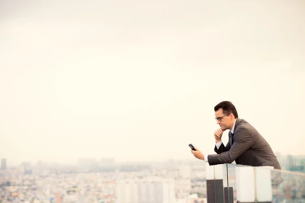 Biznesmen wykonujący telefon — Zdjęcie stockowe