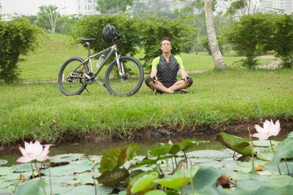 Cyclist sitting near the bicycle — Stock Photo, Image