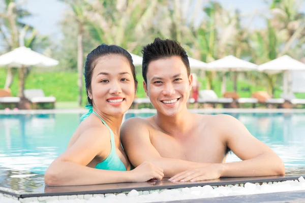 Couple dans la piscine — Photo