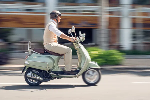 Mann mit Roller unterwegs — Stockfoto