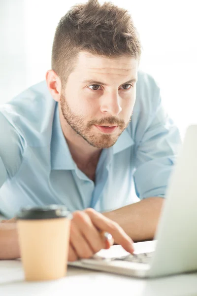 Empresário apertando um botão de computador — Fotografia de Stock