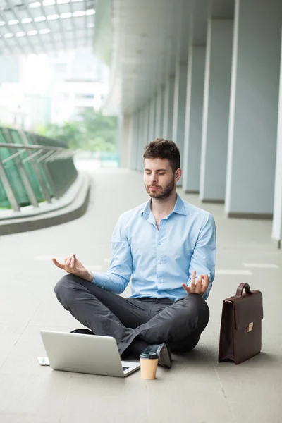 Zakenman achter de computer — Stockfoto