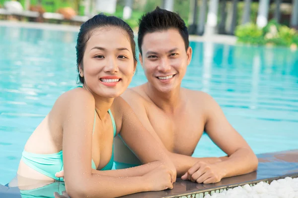 Couple dans la piscine — Photo