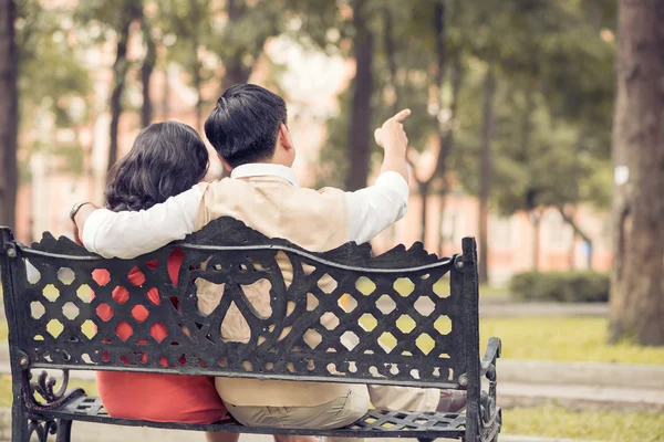 Pareja descansando en el banco —  Fotos de Stock