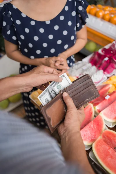 Man holding money for fruits — Stock Photo, Image