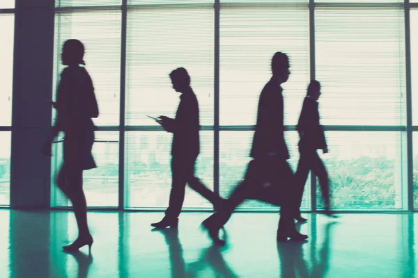 Empresarios durante la hora punta — Foto de Stock