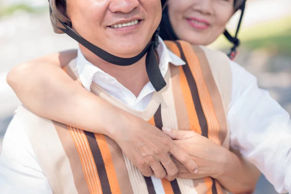 Esposa abrazando a su marido —  Fotos de Stock