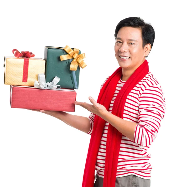 Hombre sosteniendo regalos de Navidad — Foto de Stock