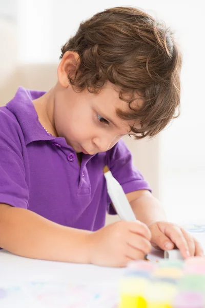 Menino concentrado no desenho — Fotografia de Stock