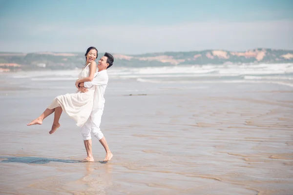 해변에서 즐거운 시간을 보내는 부부 — 스톡 사진