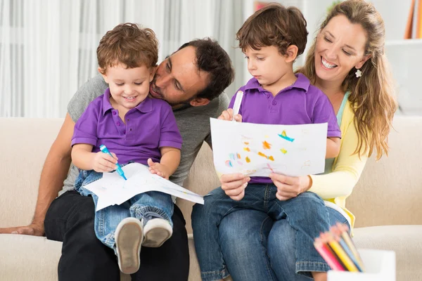 Pais desenhando com seus filhos — Fotografia de Stock