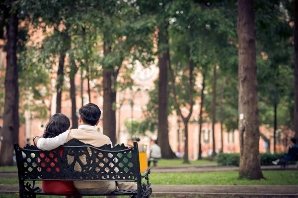 Para seniorów w parku — Zdjęcie stockowe