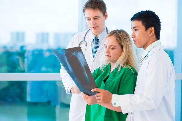 Doctors making an x-ray analysis — Stock Photo, Image