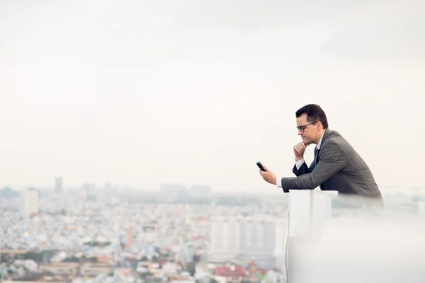 Affärsman som ringer ett telefonsamtal — Stockfoto