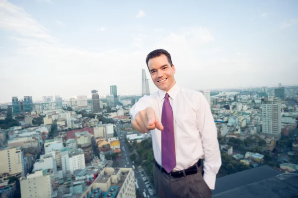 Biznesmen stojąc na dachu — Zdjęcie stockowe