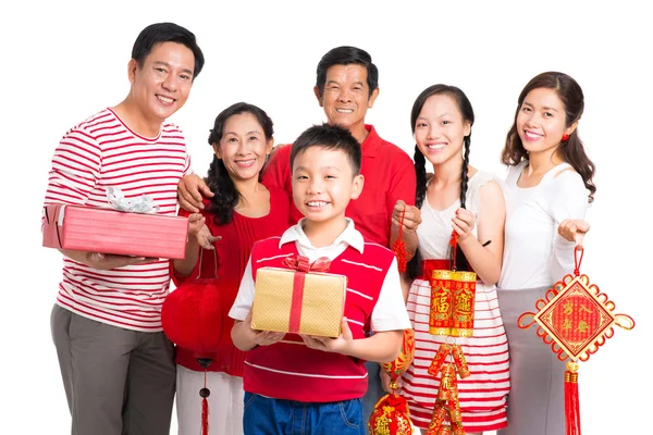 Familie mit Geschenken — Stockfoto