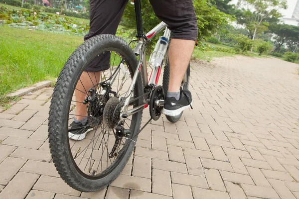 남자 그의 자전거를 타기를 위한 준비 — 스톡 사진