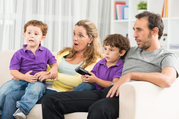 Rodzina ogląda telewizję w domu — Zdjęcie stockowe