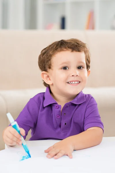 Мальчик рисует дома — стоковое фото