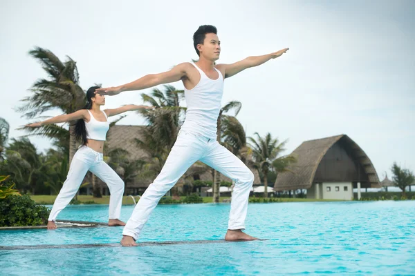 Ejercicios cerca de piscina — Foto de Stock