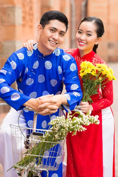 Vietnamesiska med blommor — Stockfoto