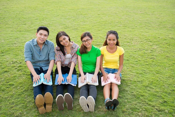 Étudiants sur pelouse — Photo