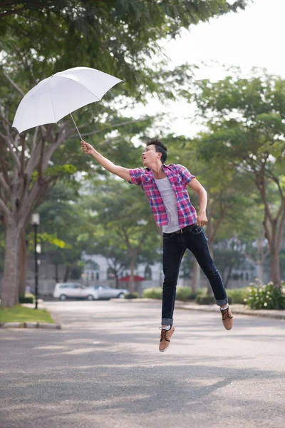 Volare con un ombrello — Foto Stock