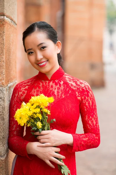 Frau mit Blumen — Stockfoto