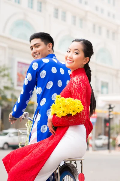 Pareja vietnamita feliz — Foto de Stock