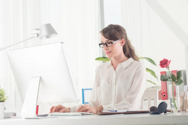 Business lady arbetar på kontoret — Stockfoto