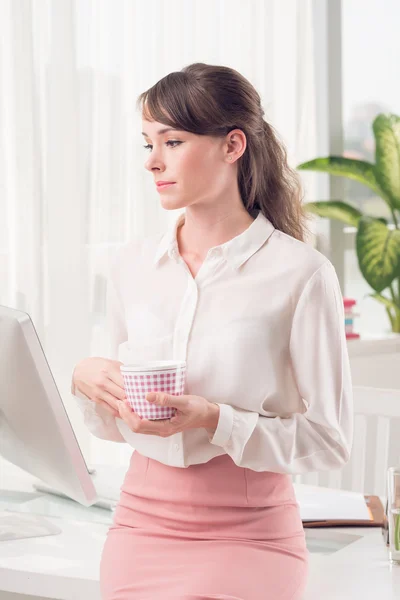 Señora en la oficina — Foto de Stock