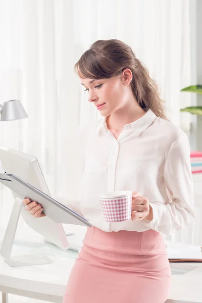 Zakelijke dame op het Bureau — Stockfoto