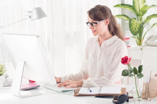 Businesswoman at the office — Stock Photo, Image