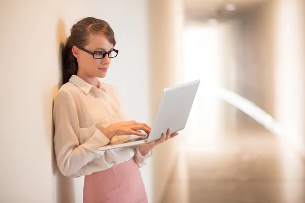 Frau mit Laptop — Stockfoto