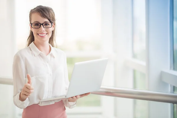 Business dam som håller en laptop — Stockfoto