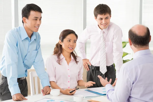 Chef bespreken met zijn medewerkers — Stockfoto