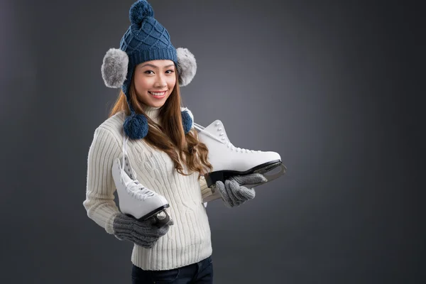 Vrouw met schaatsen — Stockfoto