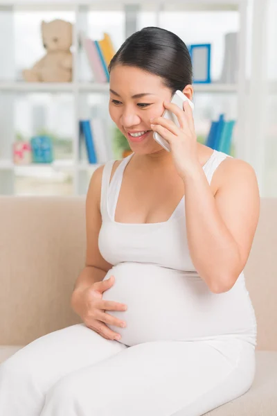 Zwangere vrouw en telefoon — Stockfoto