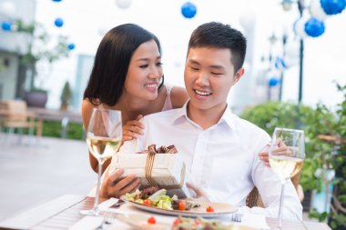 kız ve erkek arkadaşından hediye