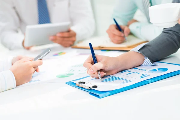 Hände machen Analyse — Stockfoto