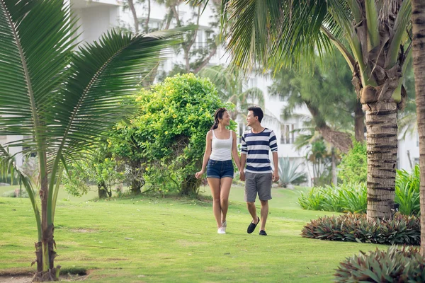 Casal andando no parque — Fotografia de Stock