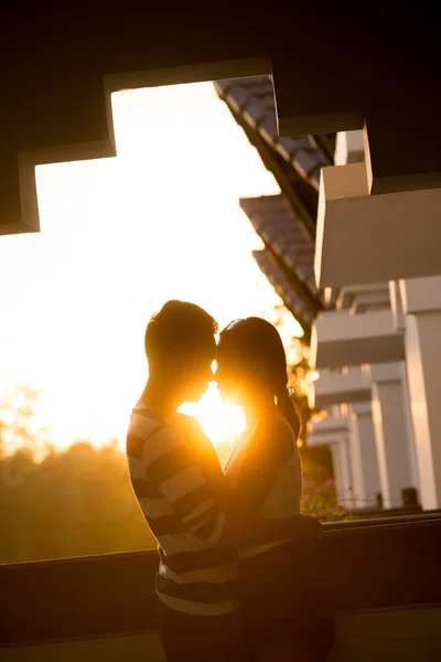 カップルがキス — ストック写真