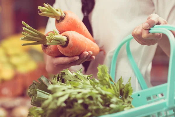 Руки и морковь — стоковое фото