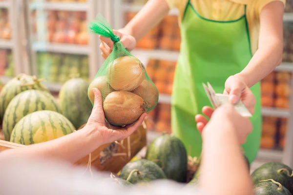 Продажи в продуктовом магазине — стоковое фото