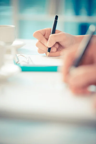 Hands and notes — Stock Photo, Image