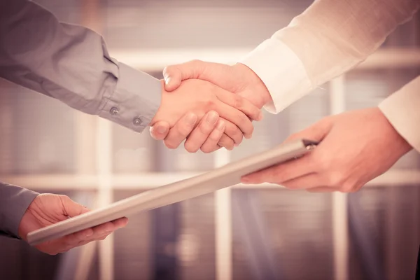 Homens de negócios handshaking — Fotografia de Stock