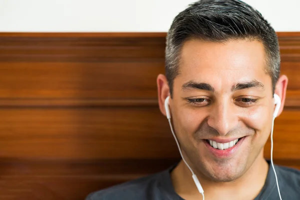 Hombre con auriculares — Foto de Stock