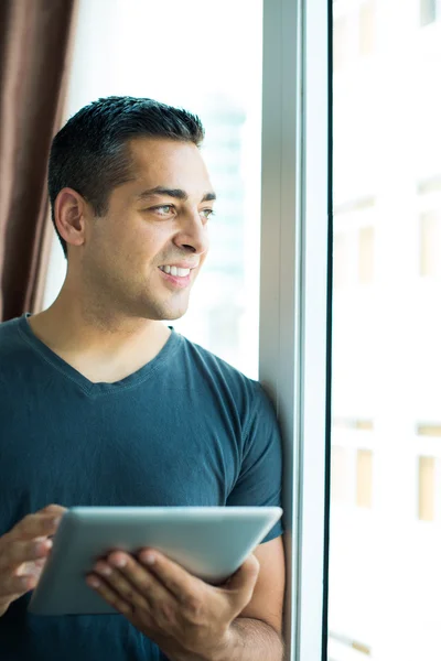 Hombre con tableta — Foto de Stock